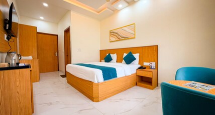Hotel Shri Radha Orchid, Barsana Room Type - Deluxe Room with window