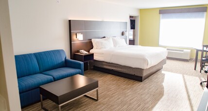 Holiday Inn Express & Suites WINONA Room Type - 1 King 2 Twin Beds Suite