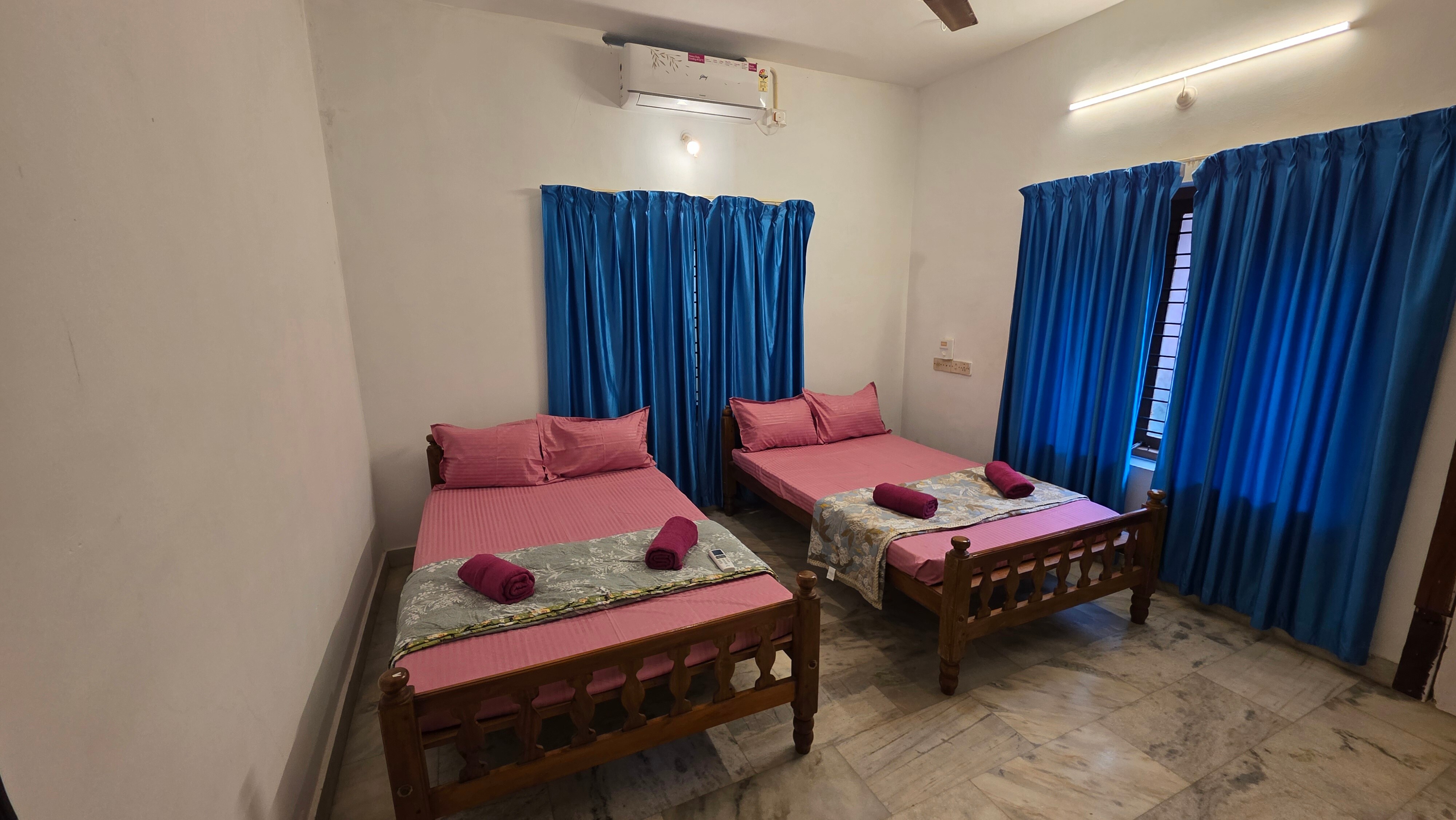 Johny's Surf Homestay - Tap to explore photos