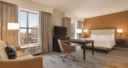 Hampton Inn and Suites Roanoke Downtown Room Type - 1KN HEARING ACC STUDIO NS