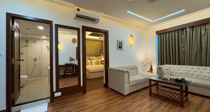 Vagator Downtown By VDP Room Type - Honeymoon Suite, Living Room, Balcony And Bathtub