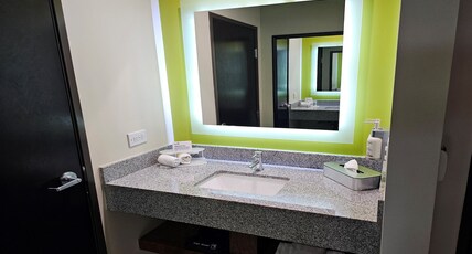 Holiday Inn Express & Suites MEXICALI Room Type - 1 King Bed Standard