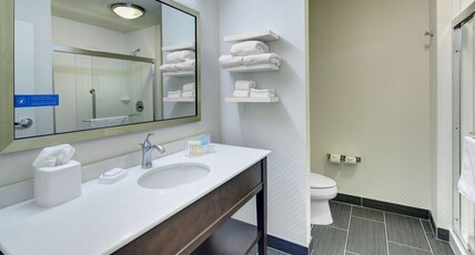 Hampton Inn and Suites Roanoke Downtown Room Type - 1KN STDO MIC FRIDG WTBR NS