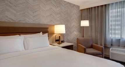 DoubleTree by Hilton LAX - El Segundo Room Type - 1 KING HIGH FLOOR MOB ACC