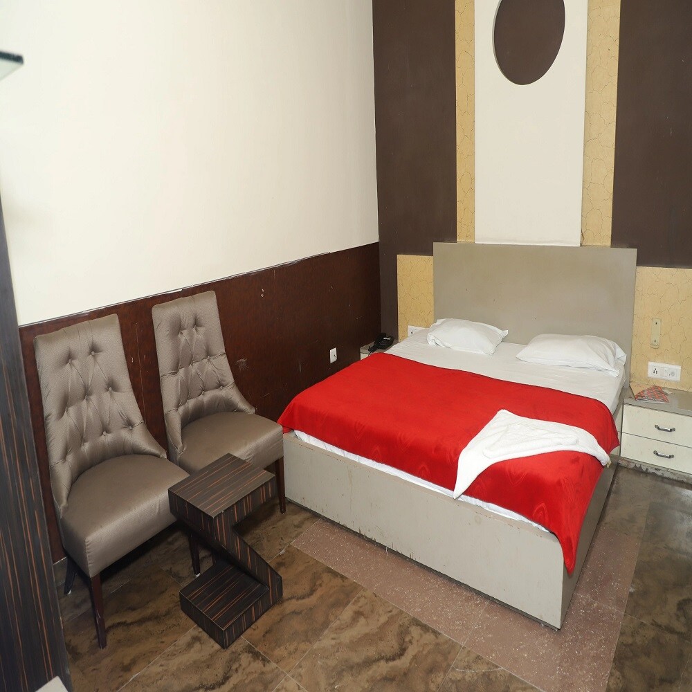 HOTEL LE GRAND - Tap to explore photos