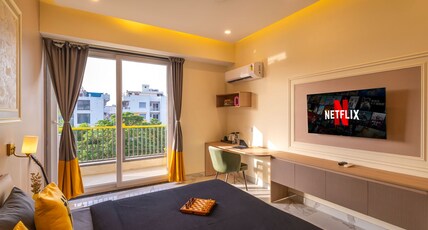 The Hosteller Gurgaon Room Type - Superior Double Room with Balcony and City View