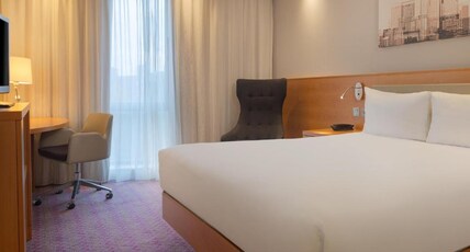 Hampton by Hilton London Waterloo Room Type - QUEEN ROOM NON SMOKING Hampton by Hilton London Waterloo Room Type - QUEEN ROOM NON SMOKING
