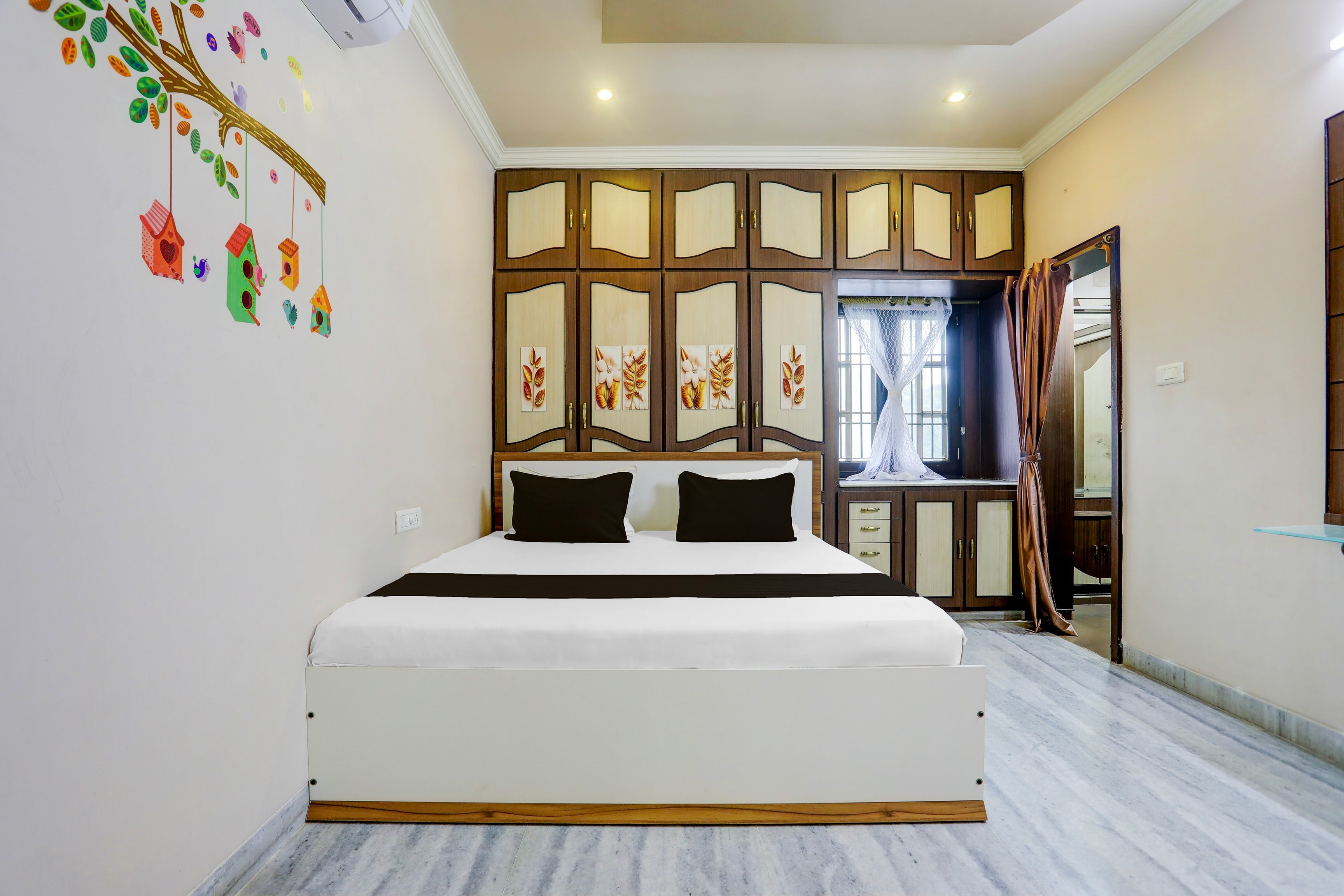 OYO 836473 MP GUEST INN - Tap to explore photos