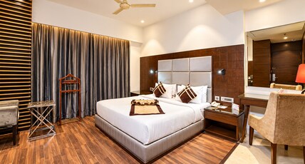 SAWERA GRAND 10 MIN WALK FROM GOLDEN TEMPLE Room Type - Business Room with Balcony