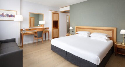 Crowne Plaza Milan - Linate Room Type - 1 King Premium Sofa Bed Pet Friendly Crowne Plaza Milan - Linate Room Type - 1 King Premium Sofa Bed Pet Friendly