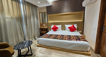 Travellers Hotel Room Type - Deluxe room