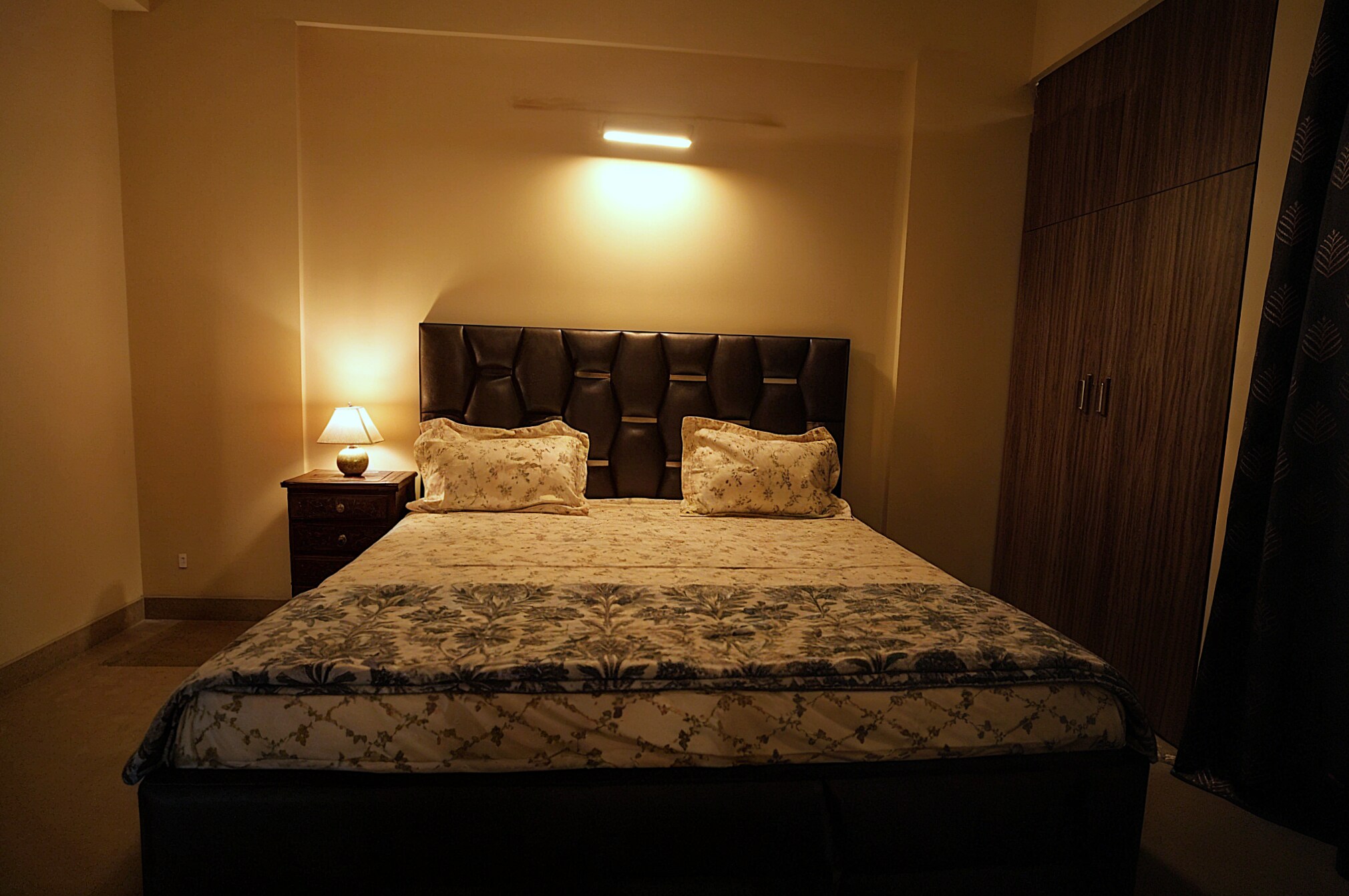 Skydeck Apartment |4BHK Near Taj by Homeyhuts - Tap to explore photos