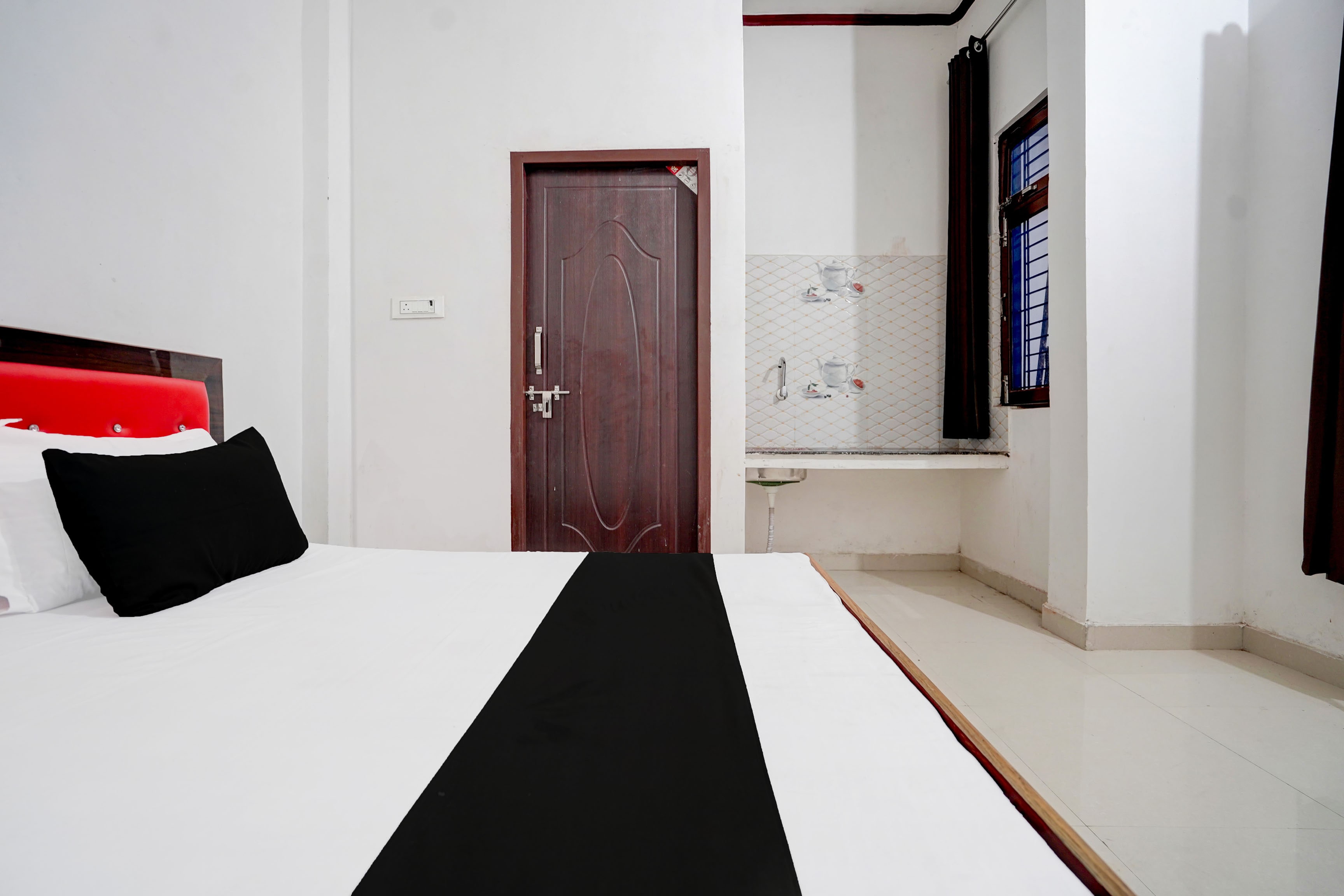 Hotel O Royal Guest House - Tap to explore photos