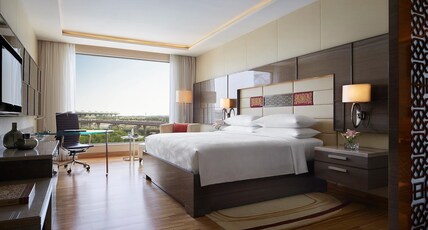 JW Marriott Mumbai Sahar Room Type - Deluxe Suite, Executive Lounge Access, 1 Bedroom Suite with Bathtub, Two-way Airport Transfer