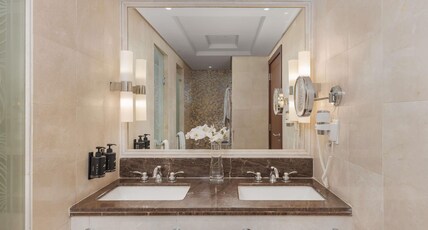 Raffles Makkah Palace Room Type - Signature One Bedroom Suite Partial Kaaba View Raffles Makkah Palace Room Type - Signature One Bedroom Suite Partial Kaaba View