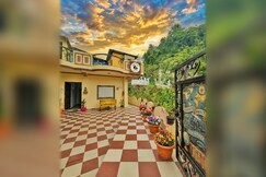Hobbit House Hostel