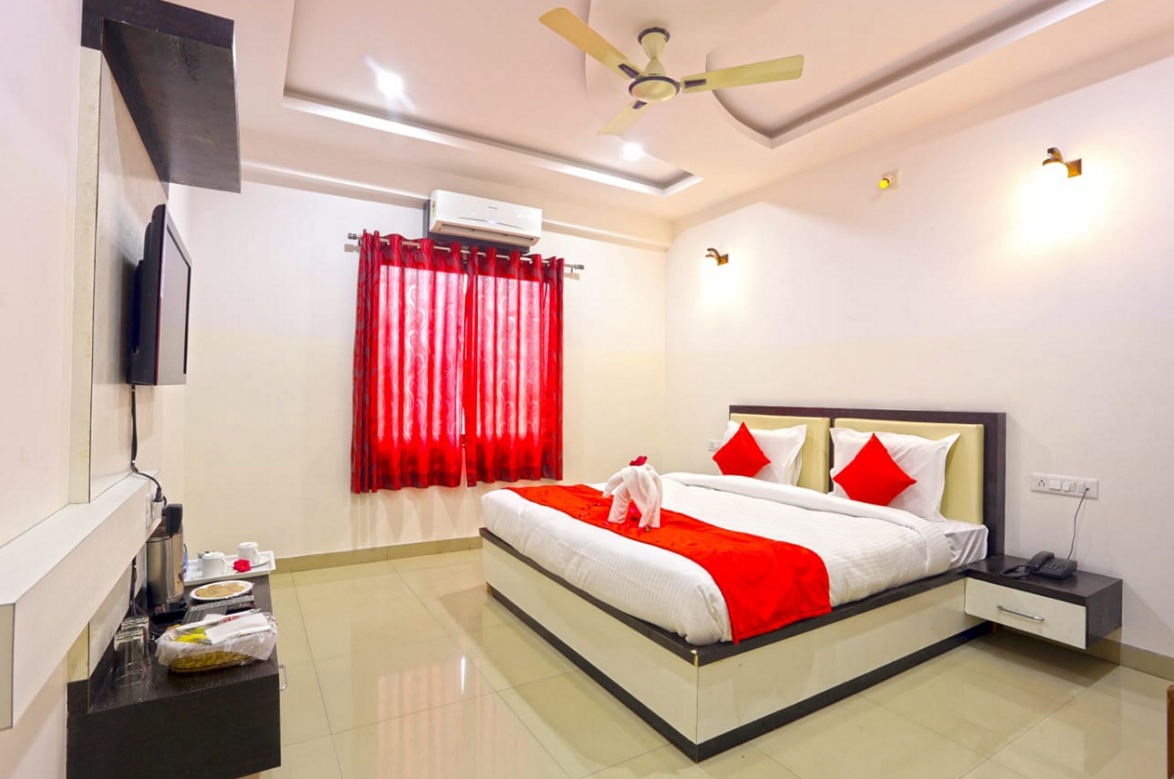 Hotel Piestay Shahi Palace - Tap to explore photos
