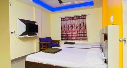 S R GUEST HOUSE Room Type - Deluxe TRIPLE BED ROOM NON A/C