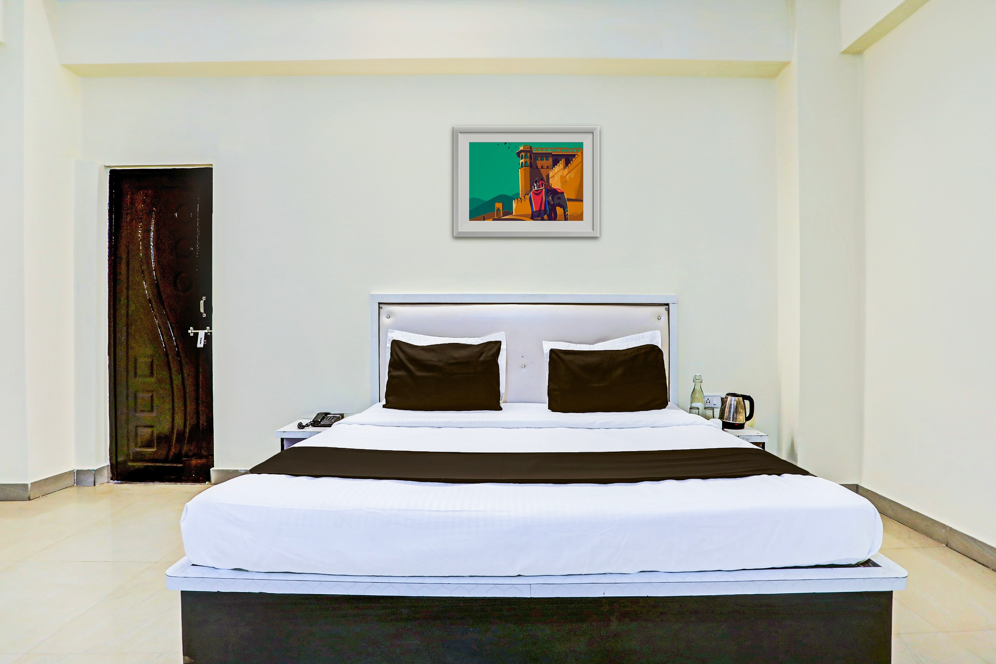 Super Hotel O Hyderabad Gate IIT BHU - Tap to explore photos
