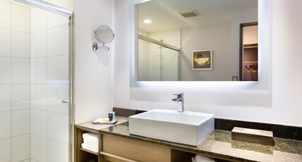 Crowne Plaza Corobici Room Type - 1 King Bed Standard High Floor