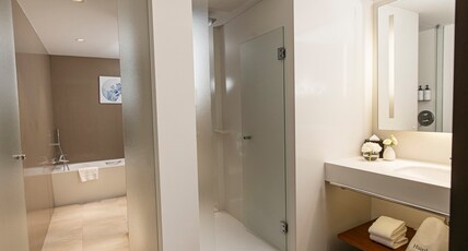 InterContinental Barcelona, an IHG Hotel Room Type - 1 Bedroom Suite Balcony Club Lounge Access 2 Twin