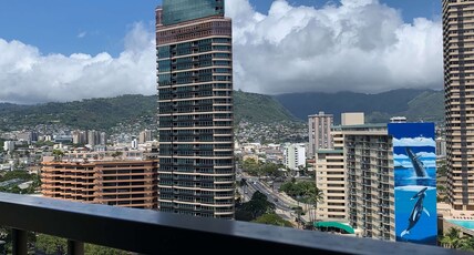 DoubleTree by Hilton Hotel Alana - Waikiki Beach Room Type - PENTHOUSE CITY   MTN VW