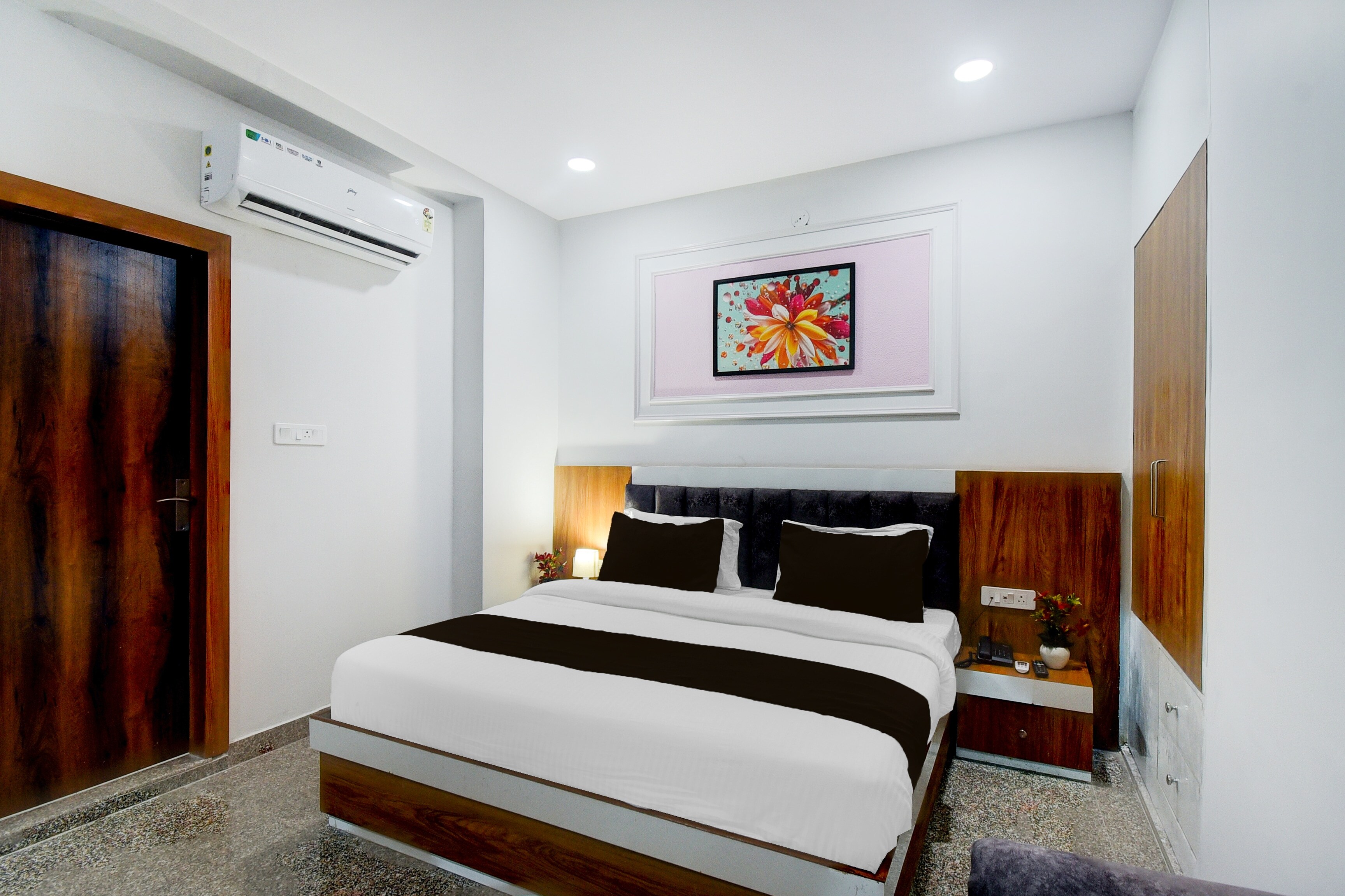 Hotel O Maruti - Tap to explore photos