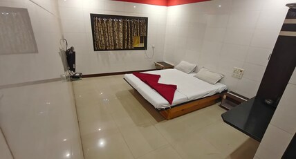 Hotel Vishal - Near Surat Railway Station Room Type - DELUXE ROOM