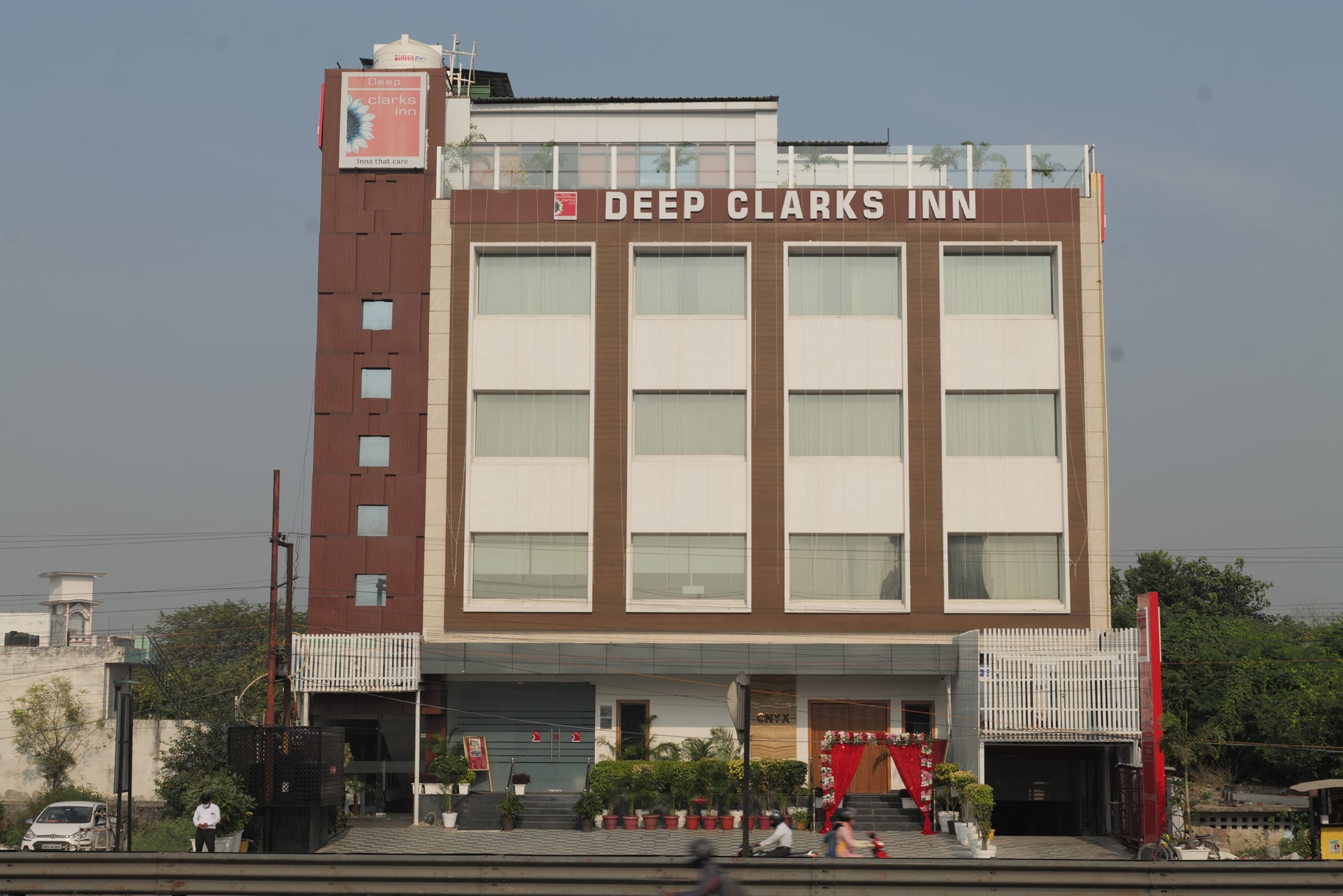Hotel Deep Clarks Inn Lucknow - Tap to explore photos
