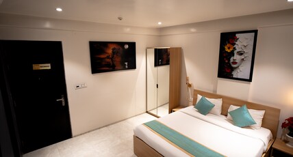 Everest Inn Chakan Room Type - Deluxe Queen bed Room