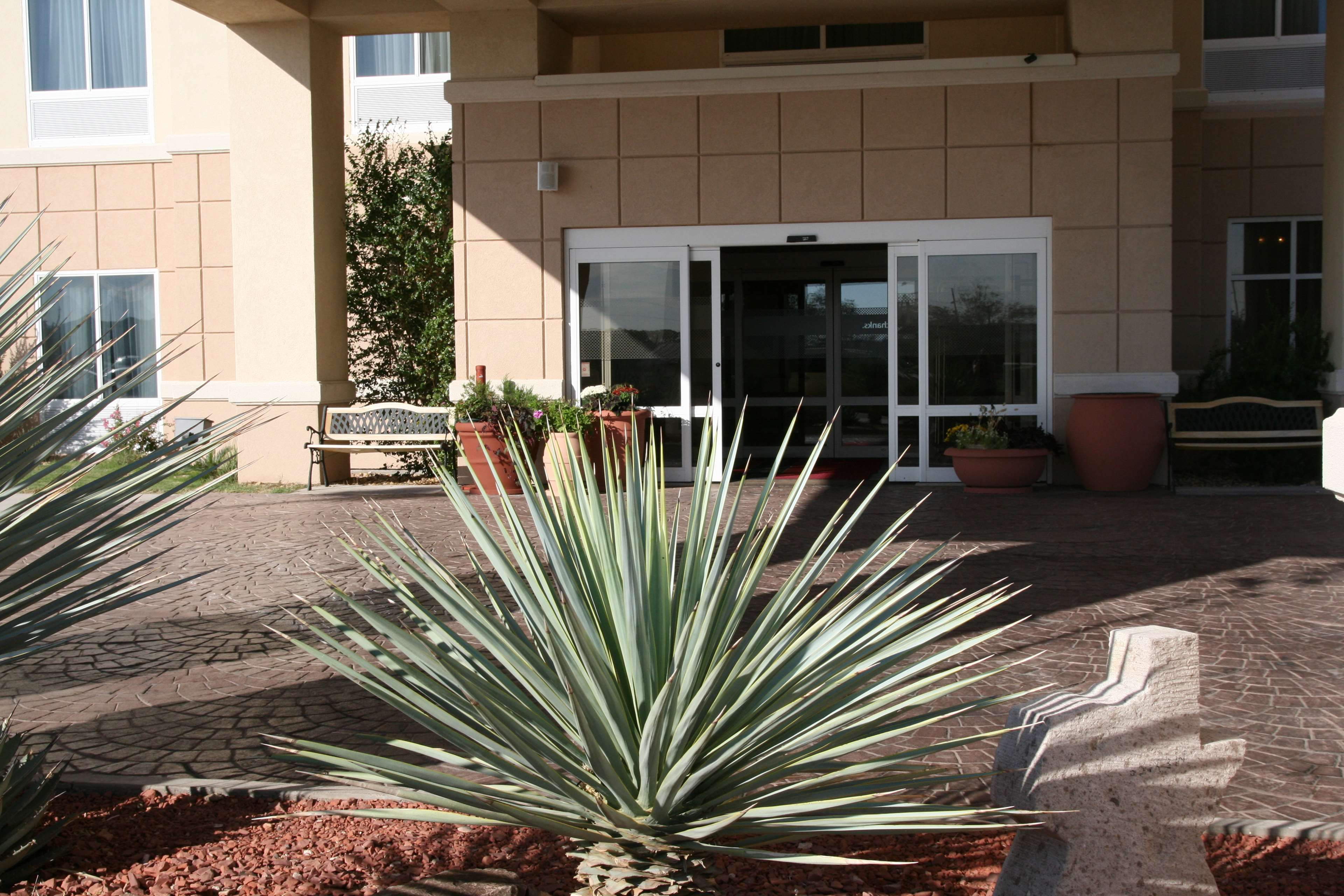Hampton Inn by Hilton Alpine - Tap to explore photos