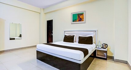Super Hotel O Hyderabad Gate IIT BHU Room Type - Classic with Balcony