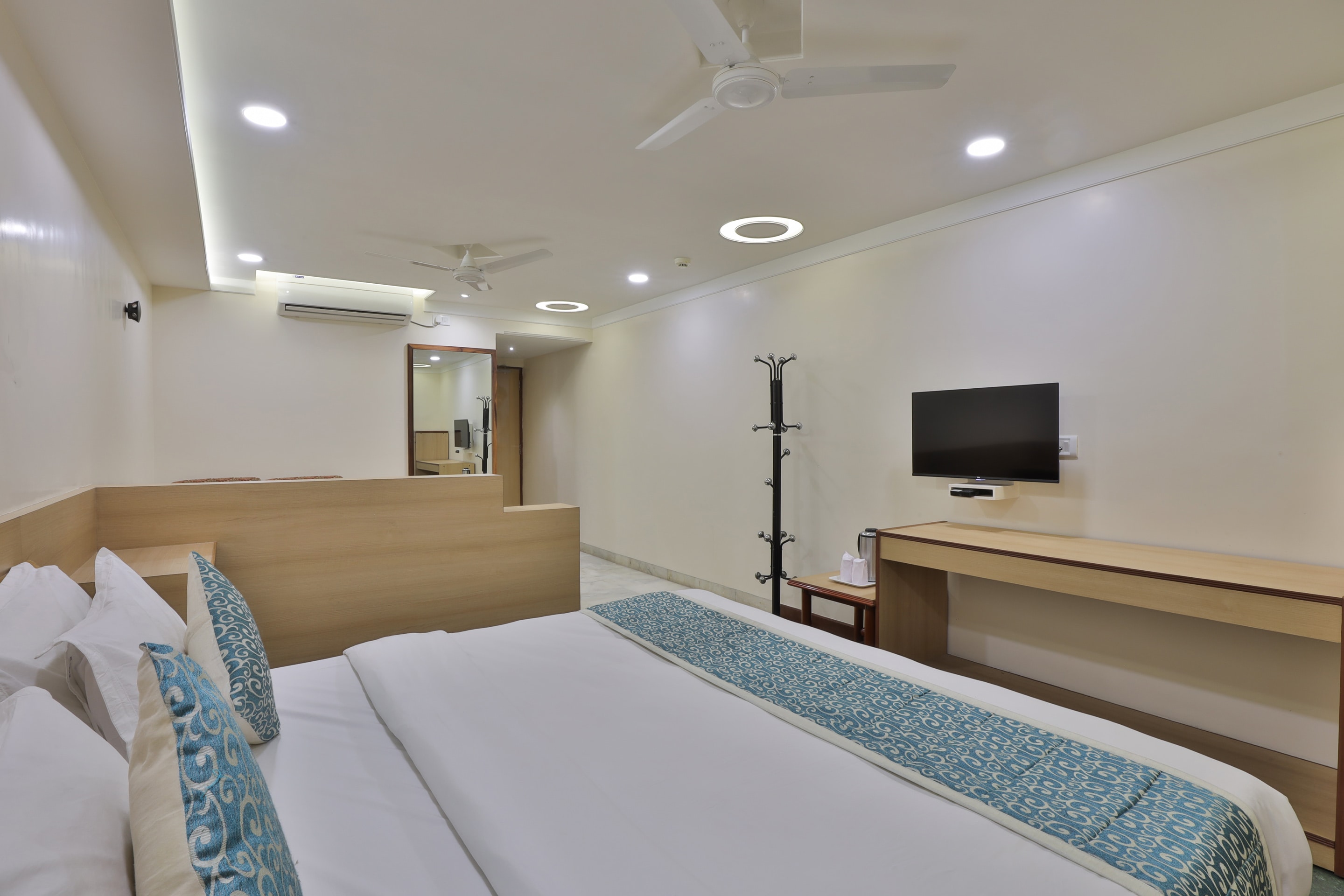 Hotel Yadgar - Tap to explore photos