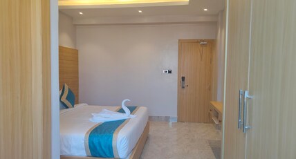 THE LANDMARK RADIANT HOTEL Room Type - DELUXE ROOM