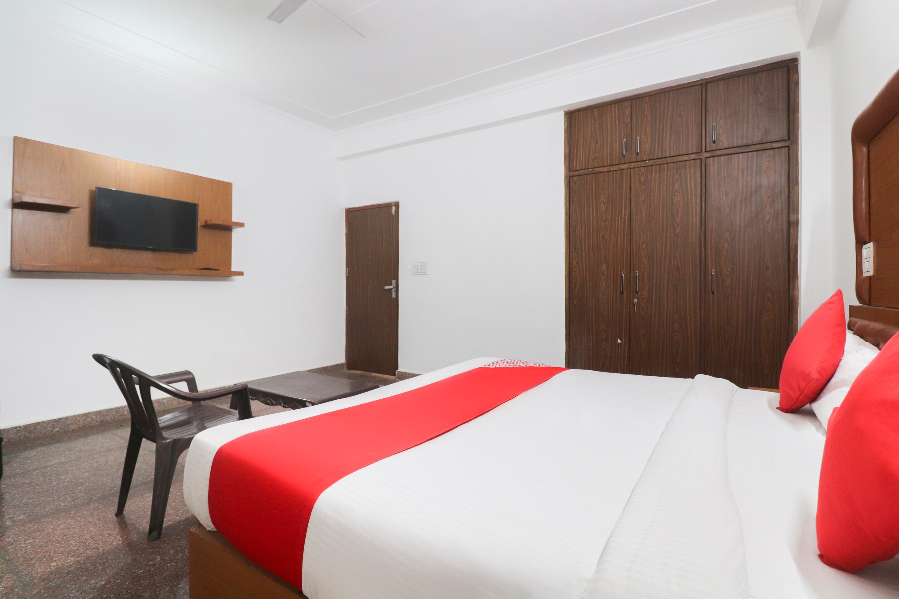 Hotel Corporate Suites Sector 70 Nearby Adarash Pariksha Kendra - Tap to explore photos