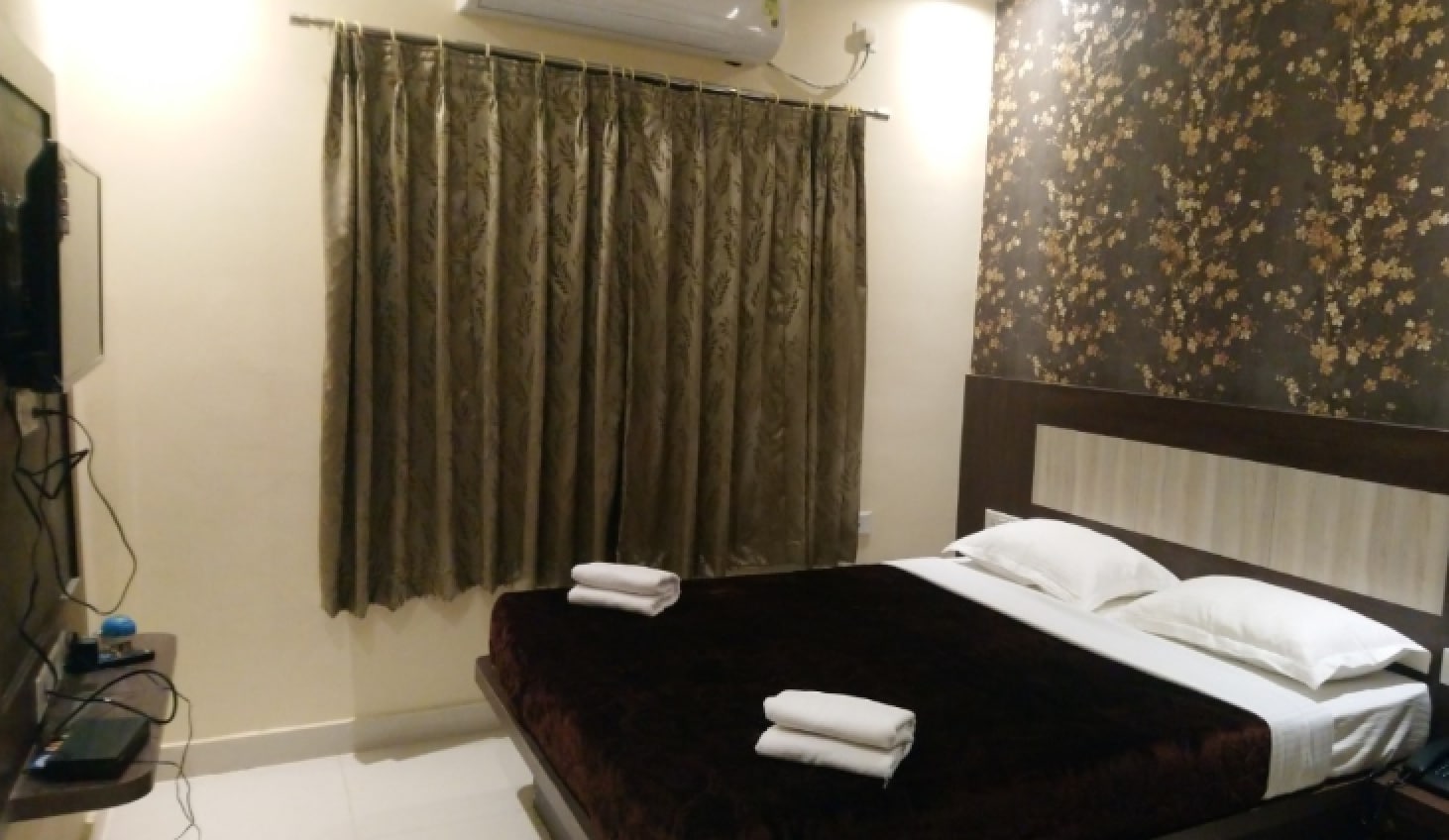 Hotel Home Town - Tap to explore photos