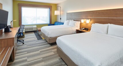 Holiday Inn Express and Suites El Paso East Room Type - 2 Queen Suite Sofa Bed