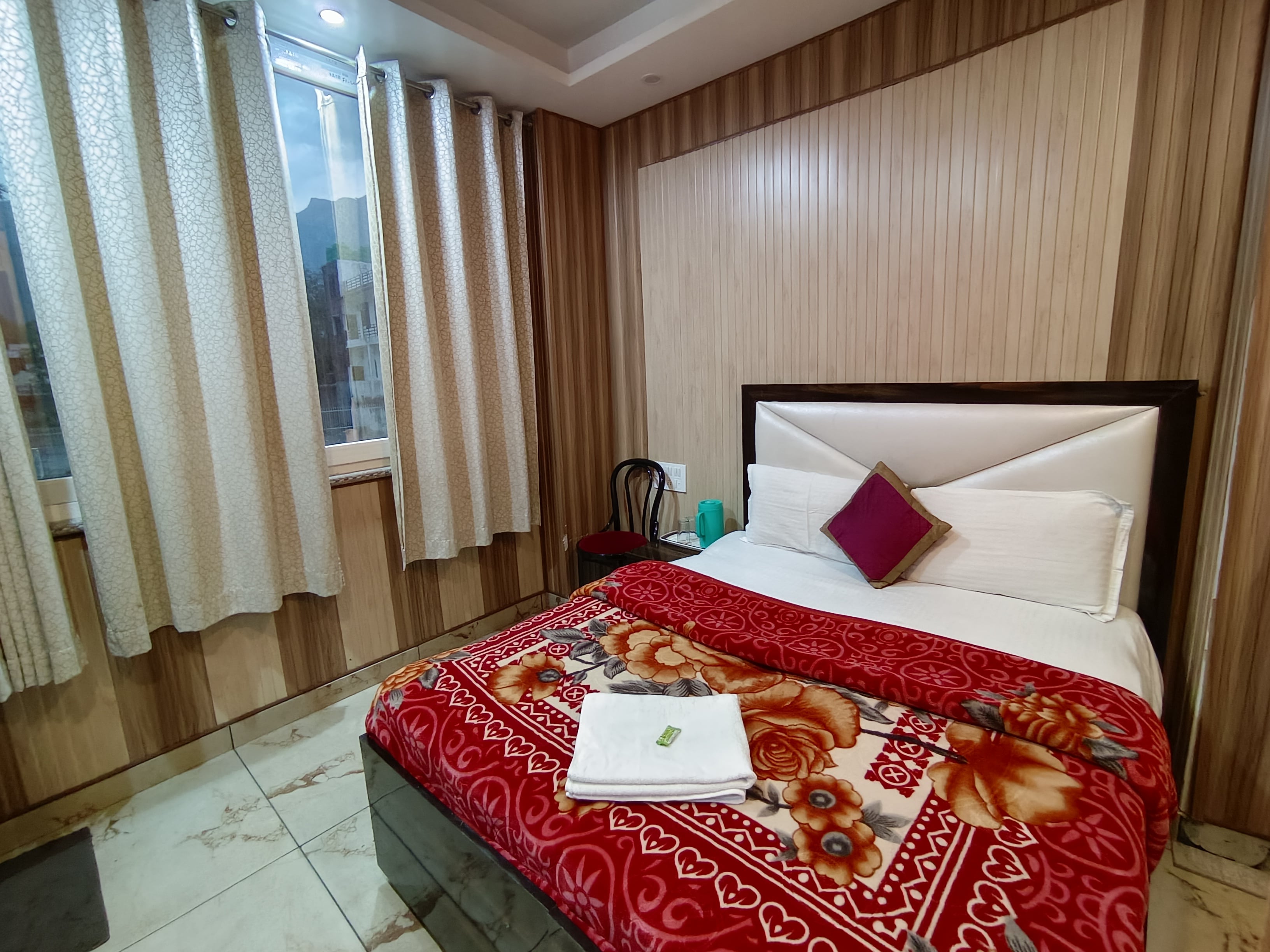 Hotel Laxman Jhula Inn - Tap to explore photos