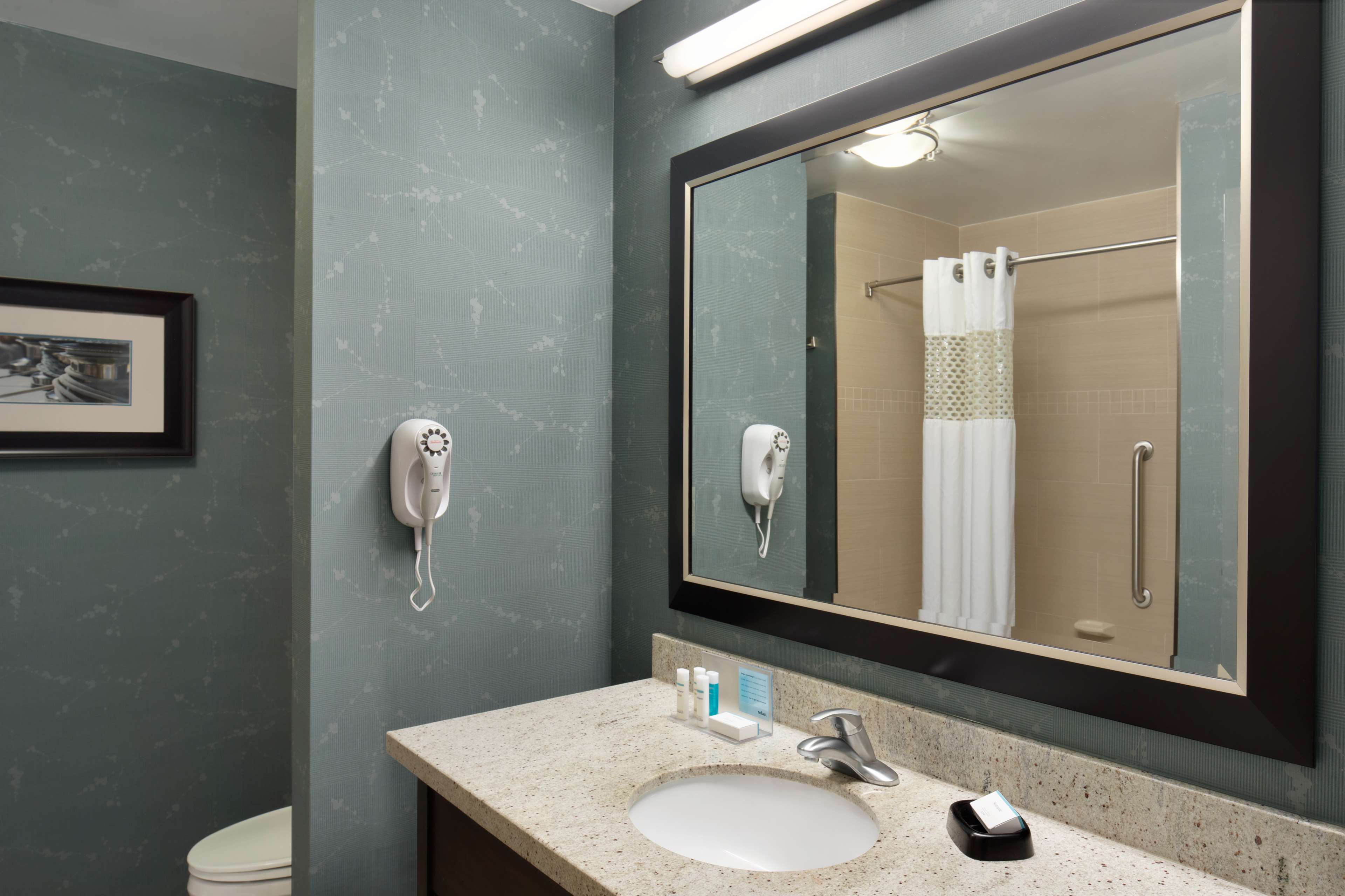 Hampton Inn & Suites Edgewood/Aberdeen-South, MD - Tap to explore photos