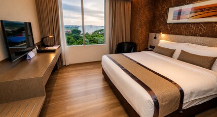 Best Western Plus Maple Leaf Room Type - 1 King Bed, Smoking Room, Deluxe Room, Flat Screen Television, In-Room Safe, Wi-Fi, Coffee And Tea M Best Western Plus Maple Leaf Room Type - 1 King Bed, Smoking Room, Deluxe Room, Flat Screen Television, In-Room Safe, Wi-Fi, Coffee And Tea M