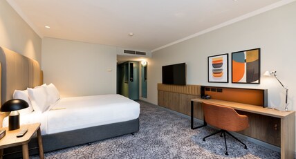 Crowne Plaza PERTH Room Type - 1 Queen Standard Separate Bath