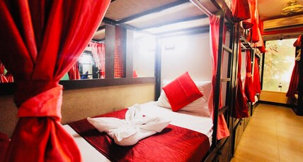 QubeStay TownHostel Room Type - 1 bed in AC Deluxe Bed In Male Dorm