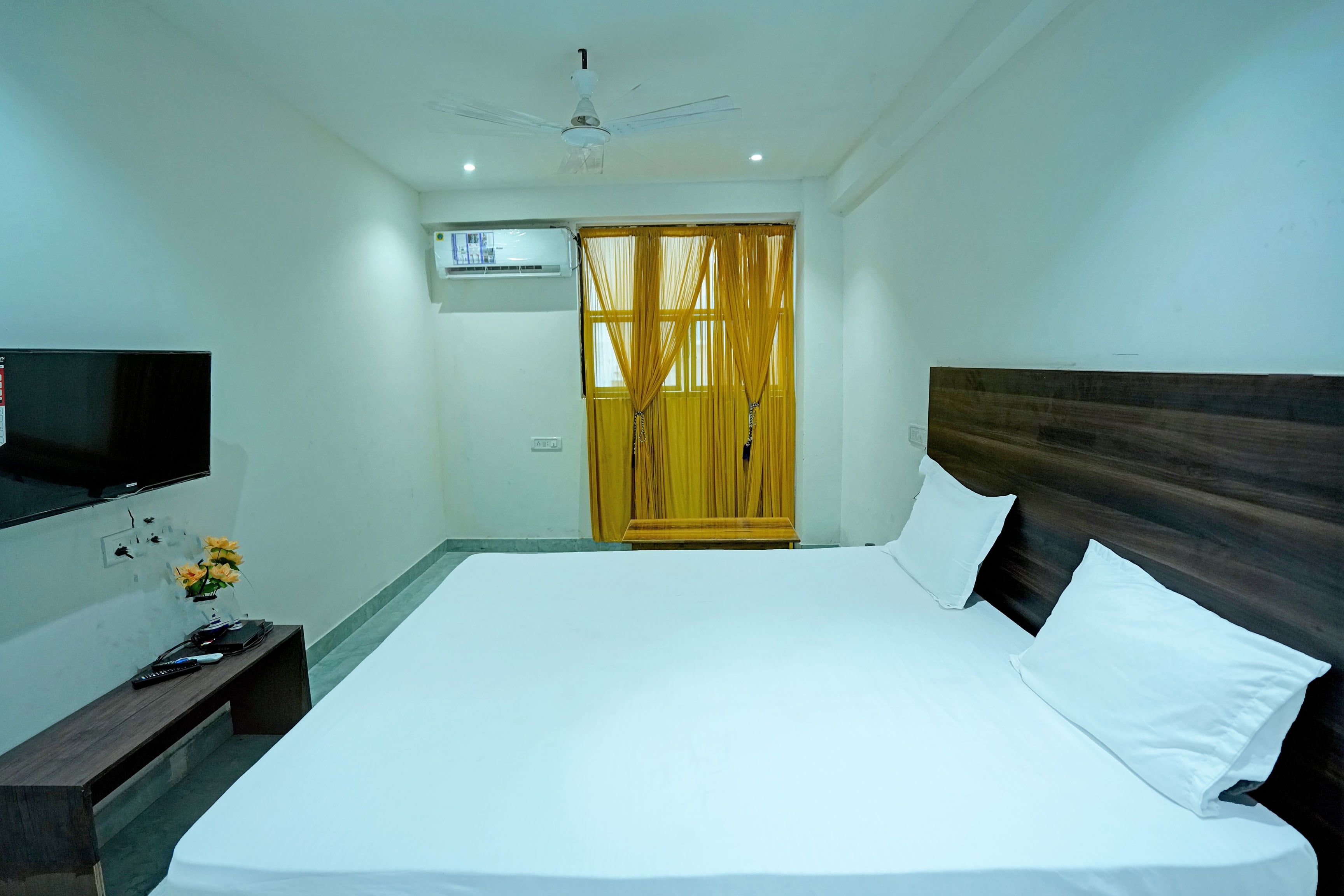 Hotel O SS Palace - Tap to explore photos