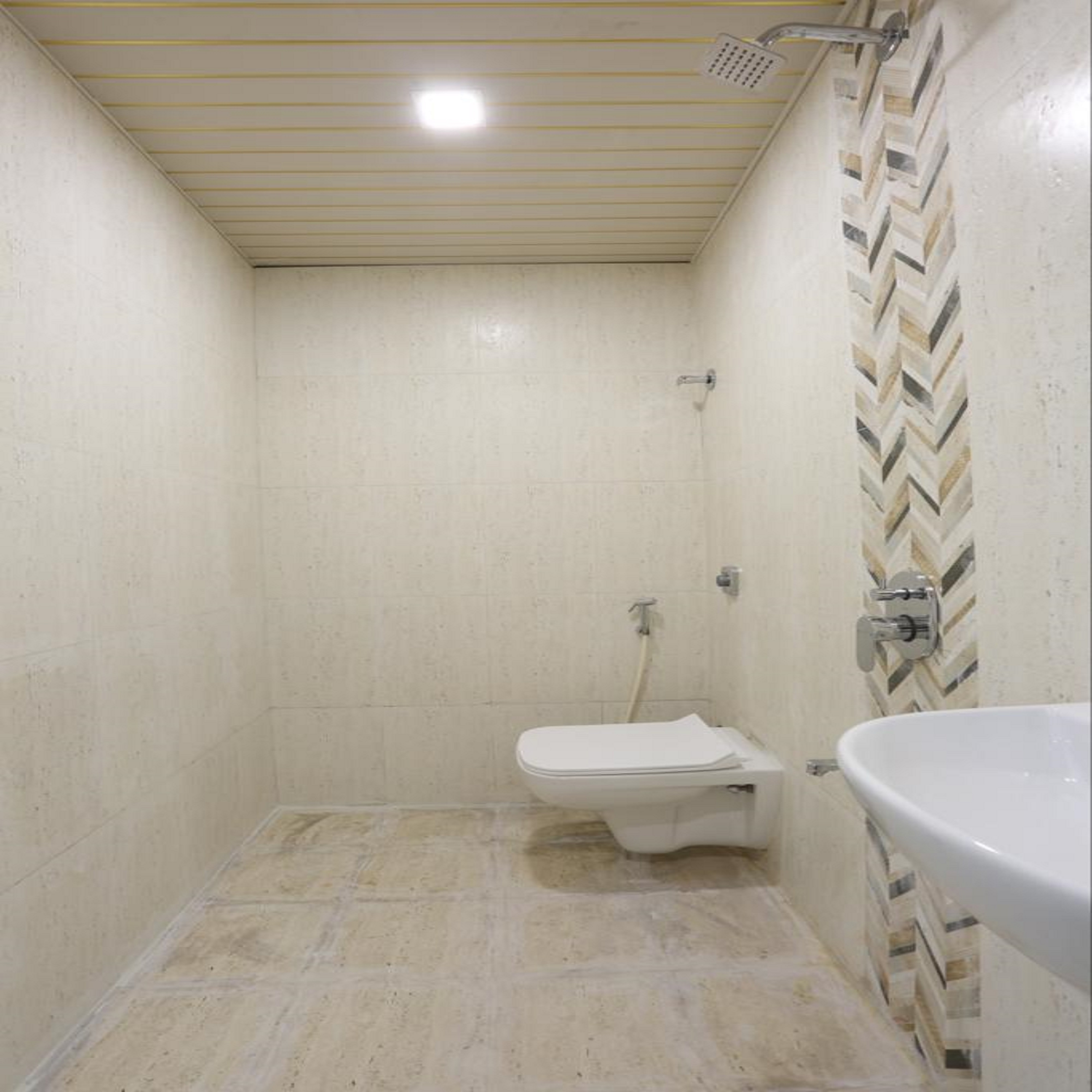 Hotel Crown - Tap to explore photos