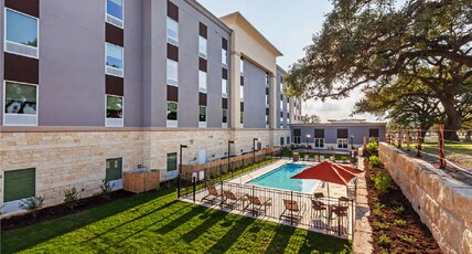Hampton Inn by Hilton Bulverde Texas Hill Country Room Type - 2 QNS POOL VIEW MIC FRG NS