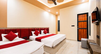 Hotel Galaxy 700 (Only 10 Min Walk from Temple) Room Type - Family AC Room