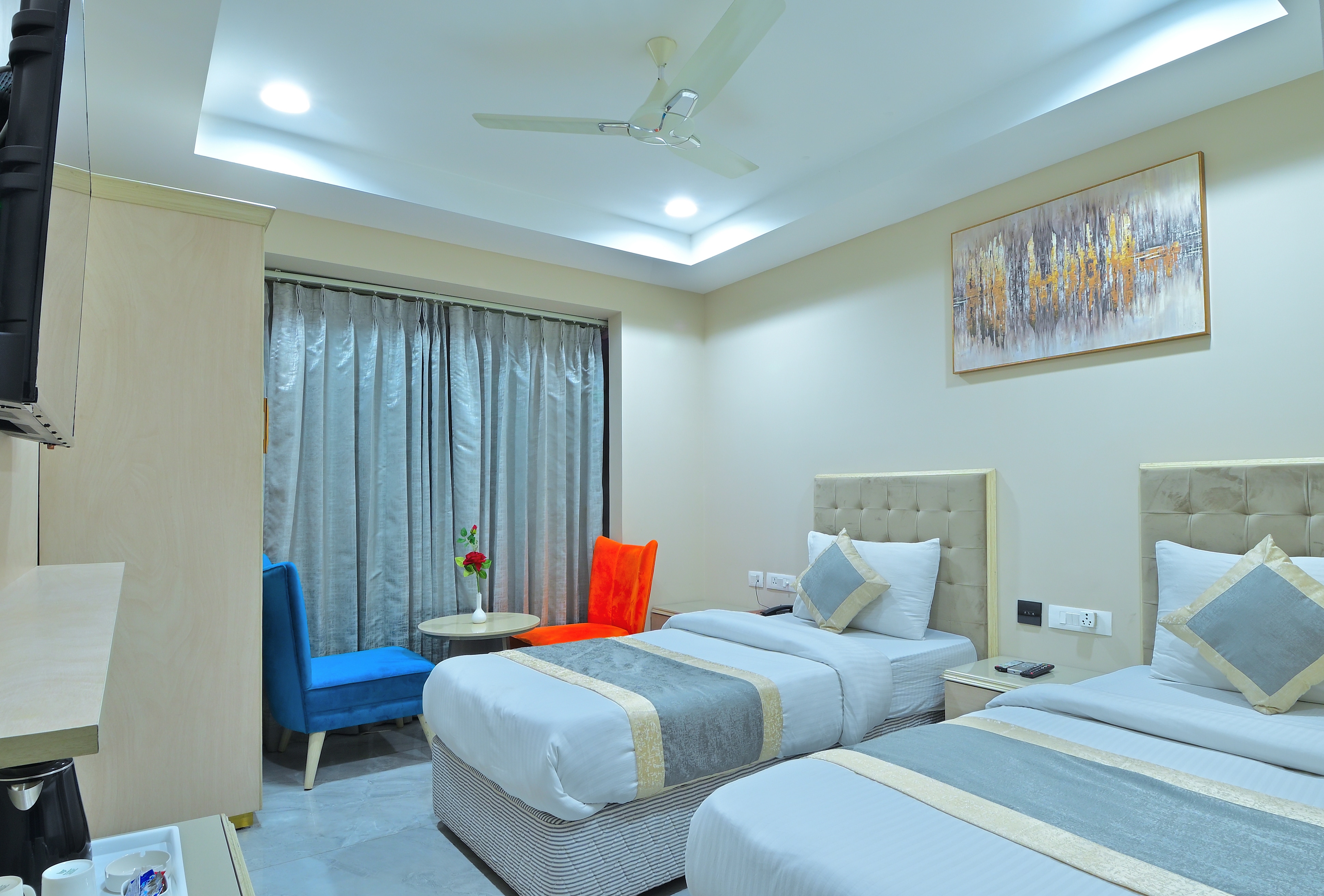 Hotel Sapphire House@5Mins from NDLS and Metro - Tap to explore photos