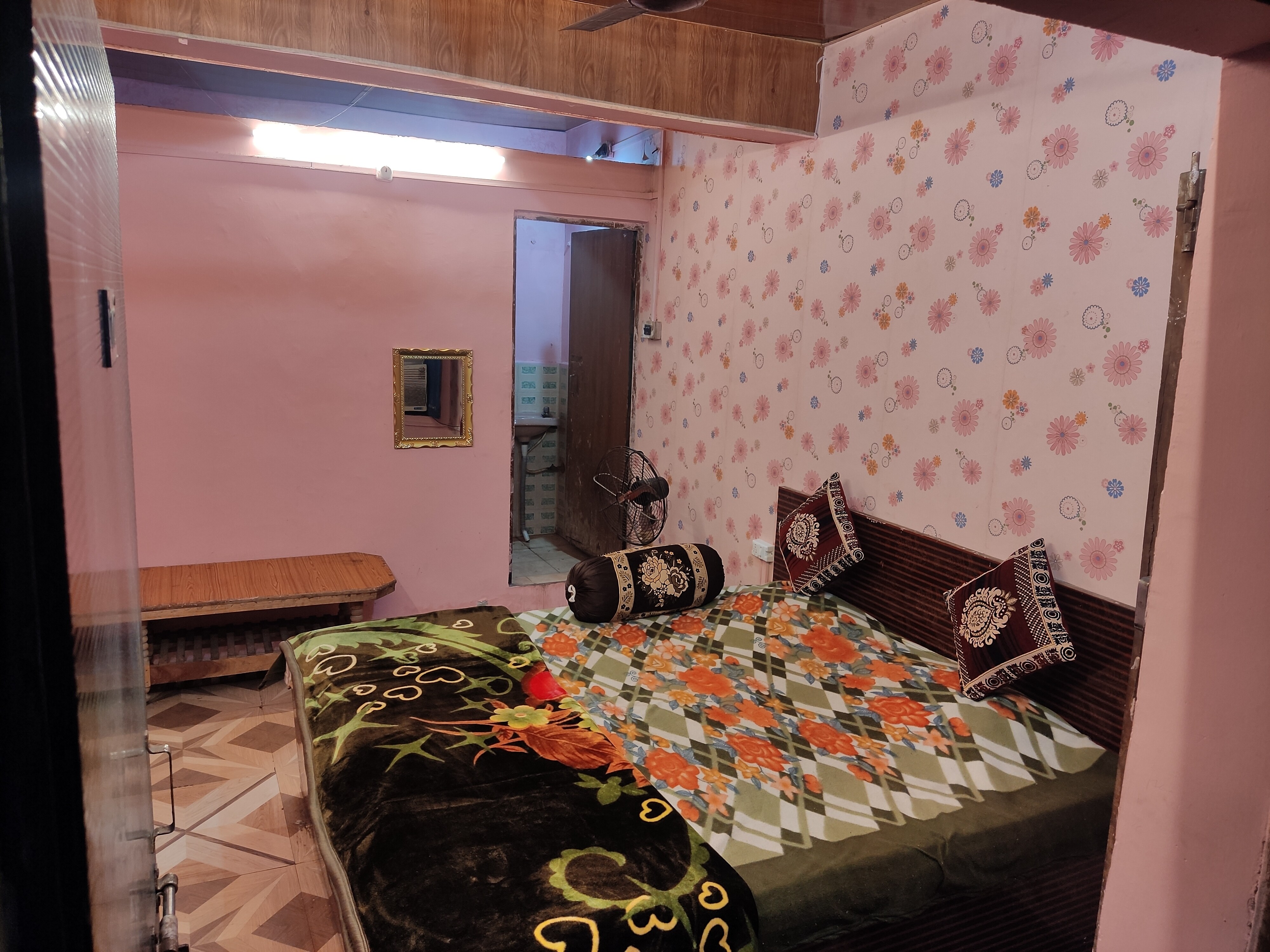 Shri Radhe Krishna Guest House - Tap to explore photos
