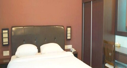 Capital O Rail Hotel Room Type - Deluxe Queen