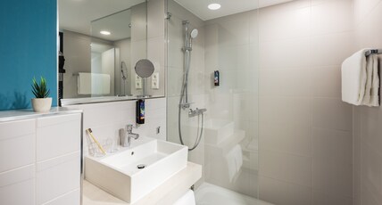 the niu Seven Room Type - 1 Queen Standard Accessible